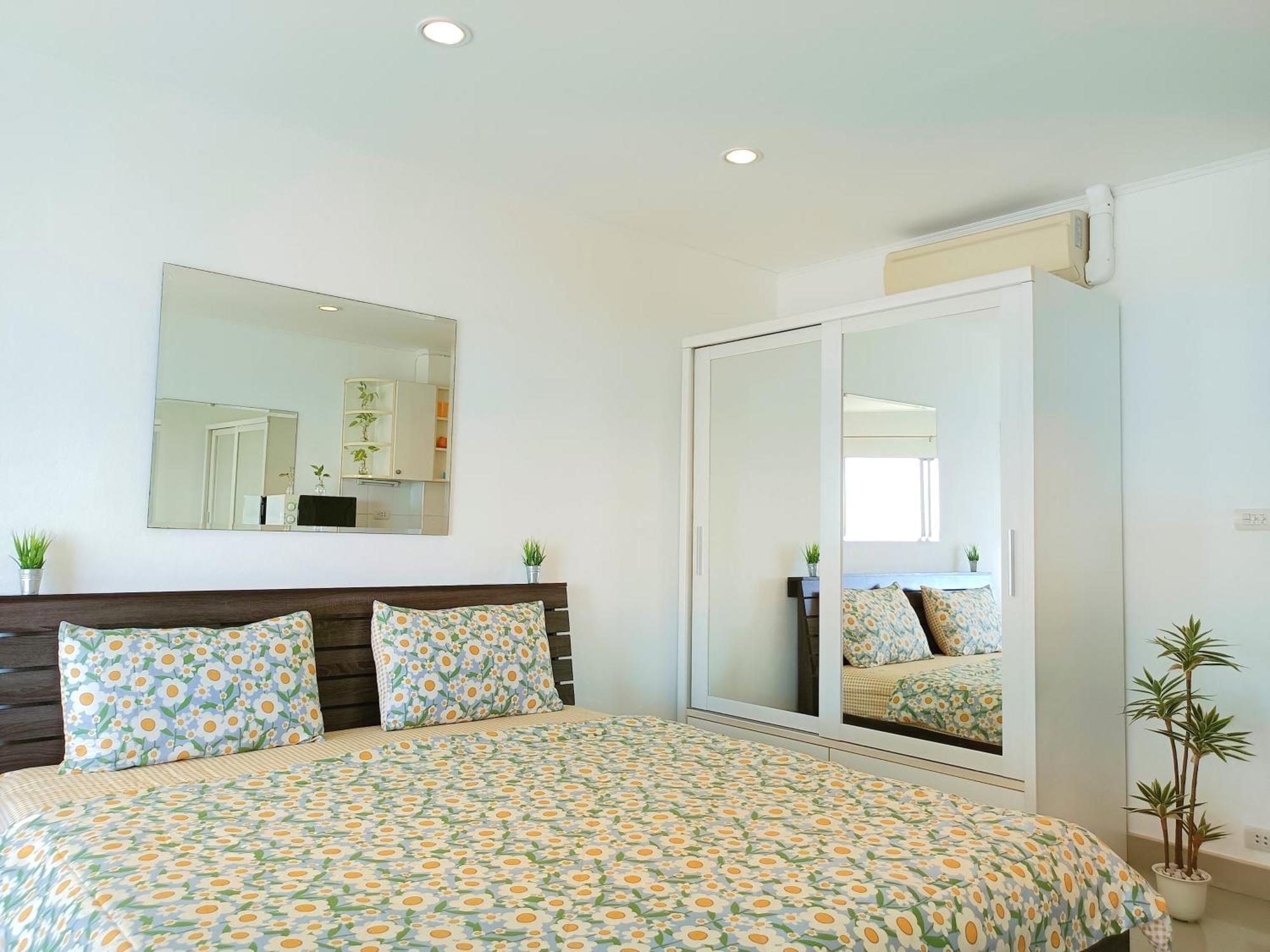 Sea View Beachfront Condos Pattaya Jomtien Beach Exterior photo