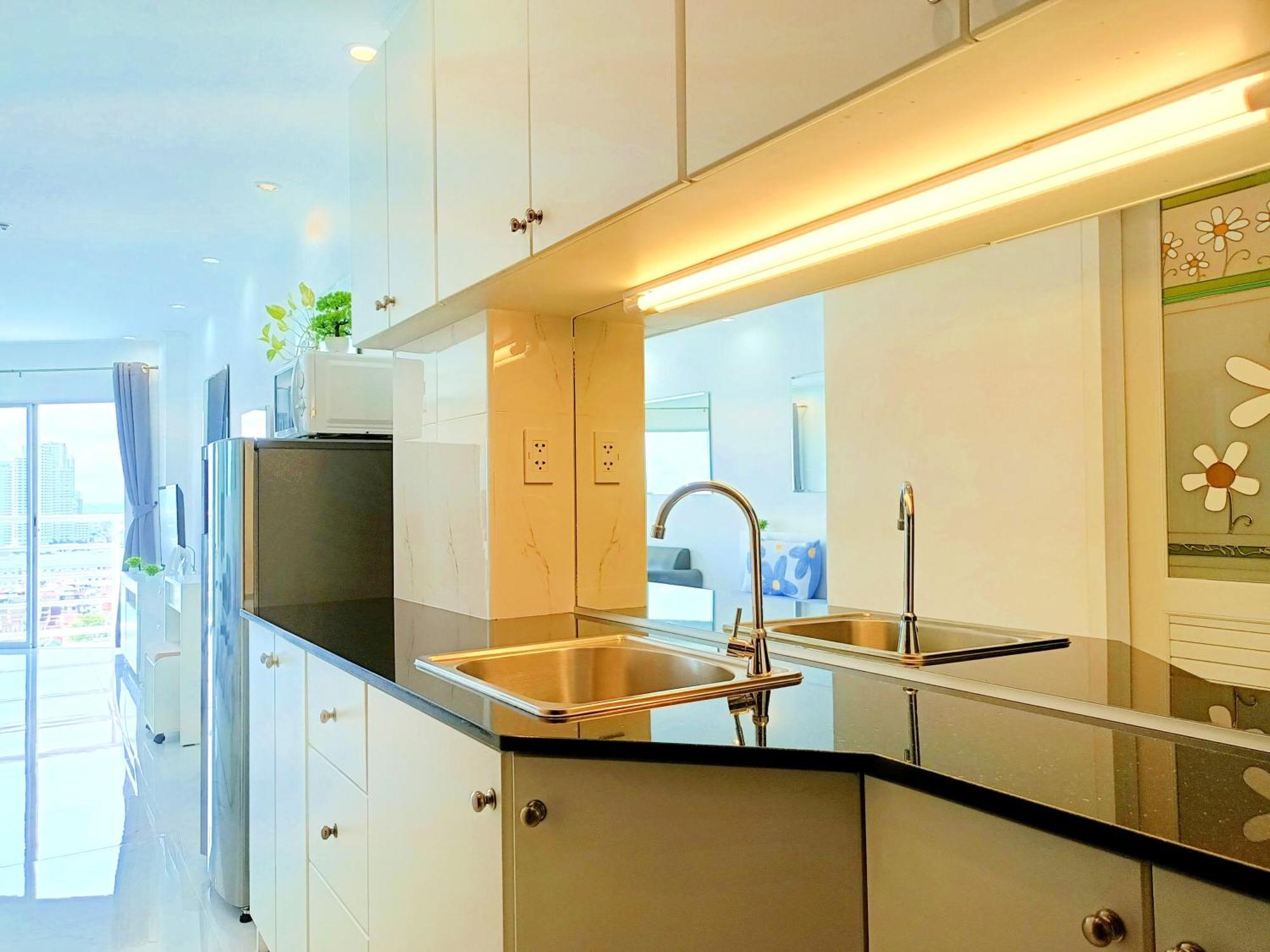 Sea View Beachfront Condos Pattaya Jomtien Beach Exterior photo