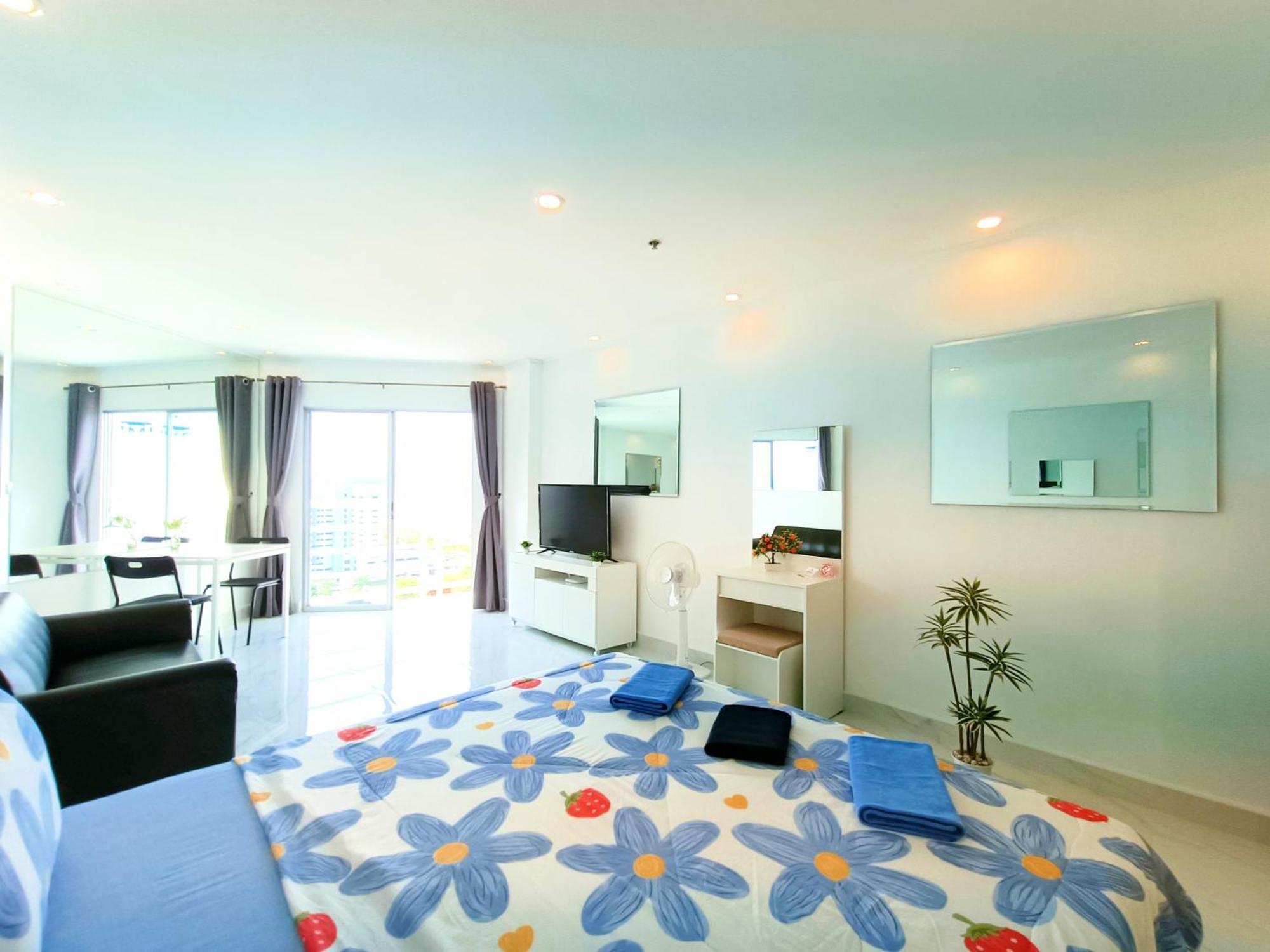 Sea View Beachfront Condos Pattaya Jomtien Beach Exterior photo