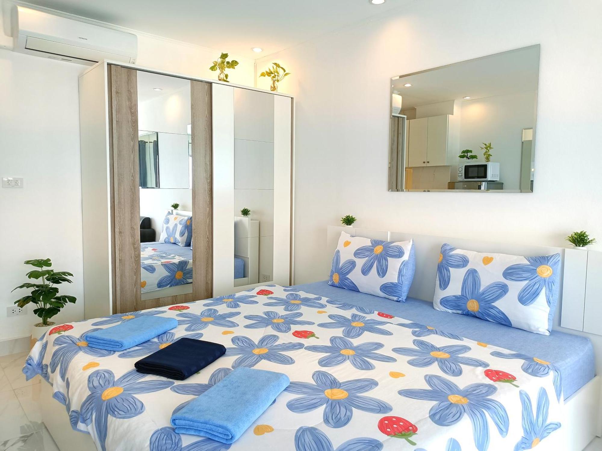 Sea View Beachfront Condos Pattaya Jomtien Beach Exterior photo